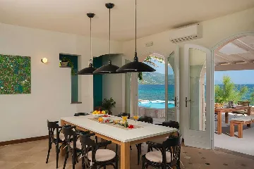 Beachfront Villa in Orebić for 5 Guests