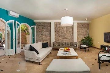 Beachfront Villa in Orebić for 5 Guests