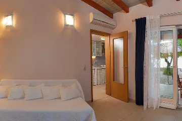 Beachfront Villa in Orebić for 5 Guests