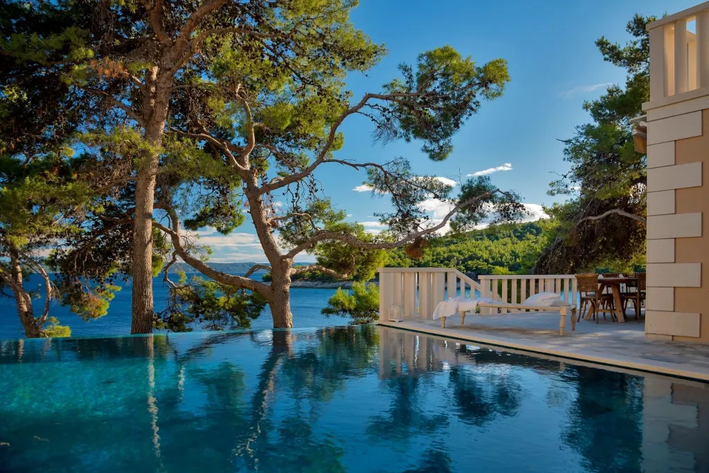 4-Bedroom Villa with Private Heated Pool in Sumartin