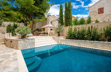 4-Bedroom Villa with Private Heated Pool in Sumartin