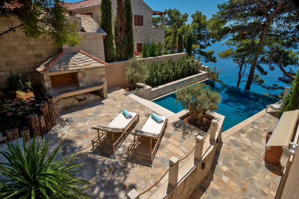 4-Bedroom Villa with Private Heated Pool in Sumartin