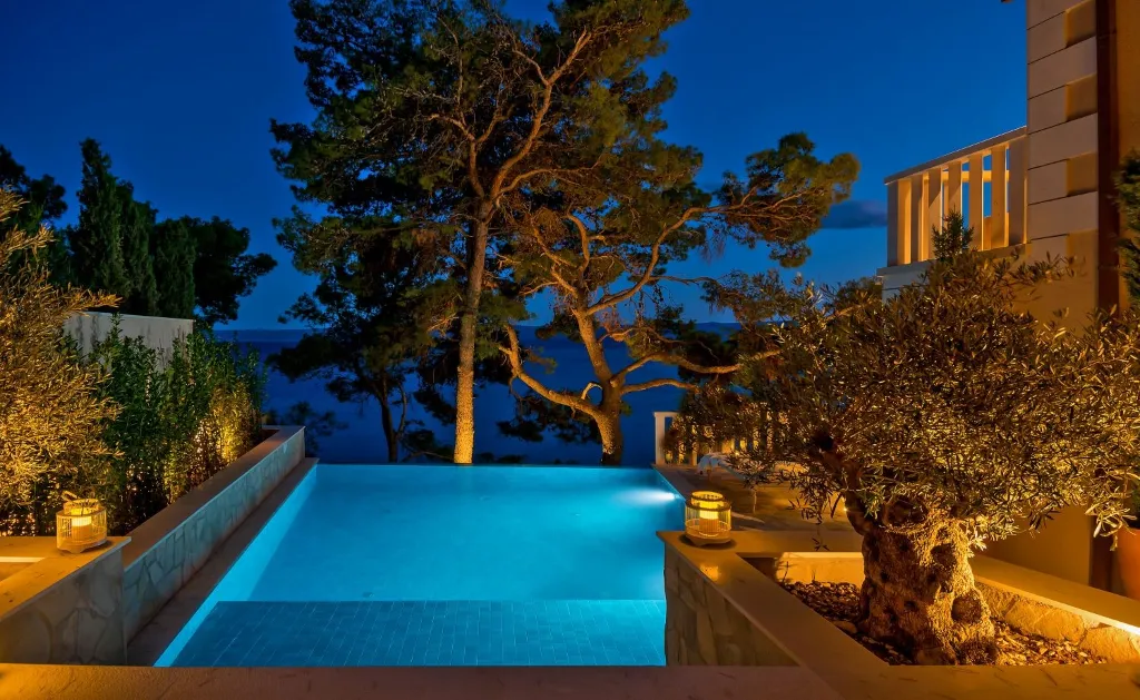 4-Bedroom Villa with Private Heated Pool in Sumartin