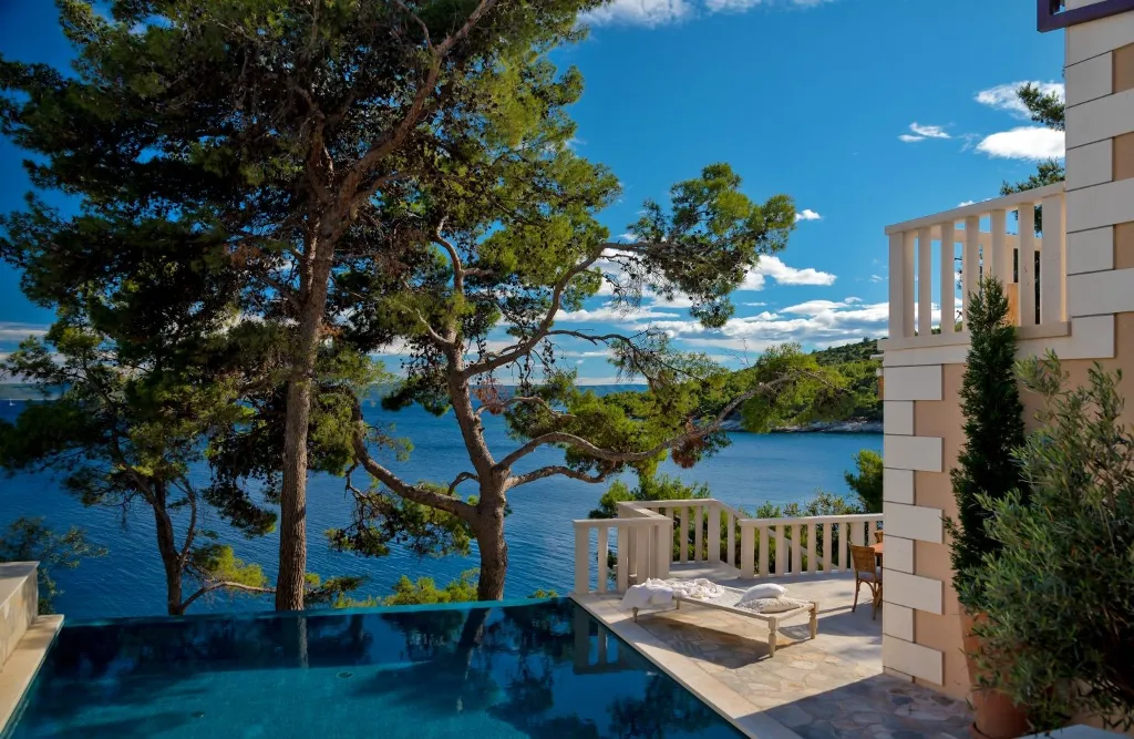 4-Bedroom Villa with Private Heated Pool in Sumartin