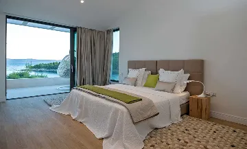 Seaside Villa in Selca with Private Heated Pool