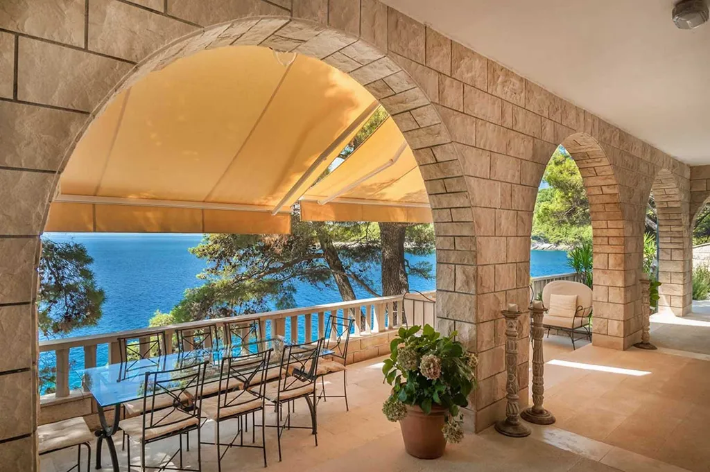 Villa with Private Beach & Hot Tub in Sumartin