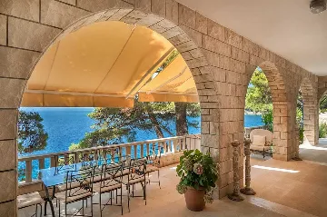 Villa with Private Beach & Hot Tub in Sumartin