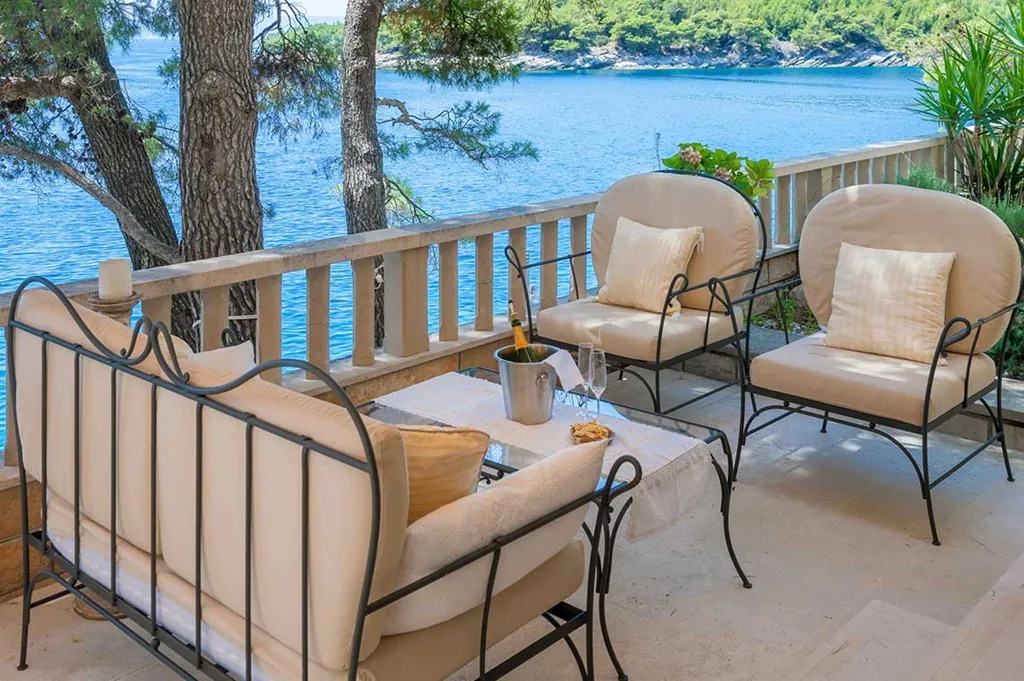 Villa with Private Beach & Hot Tub in Sumartin