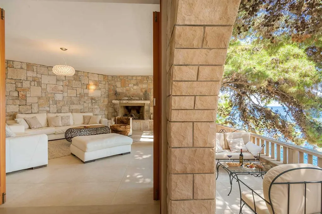 Villa with Private Beach & Hot Tub in Sumartin