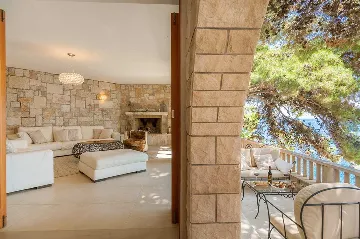 Villa with Private Beach & Hot Tub in Sumartin