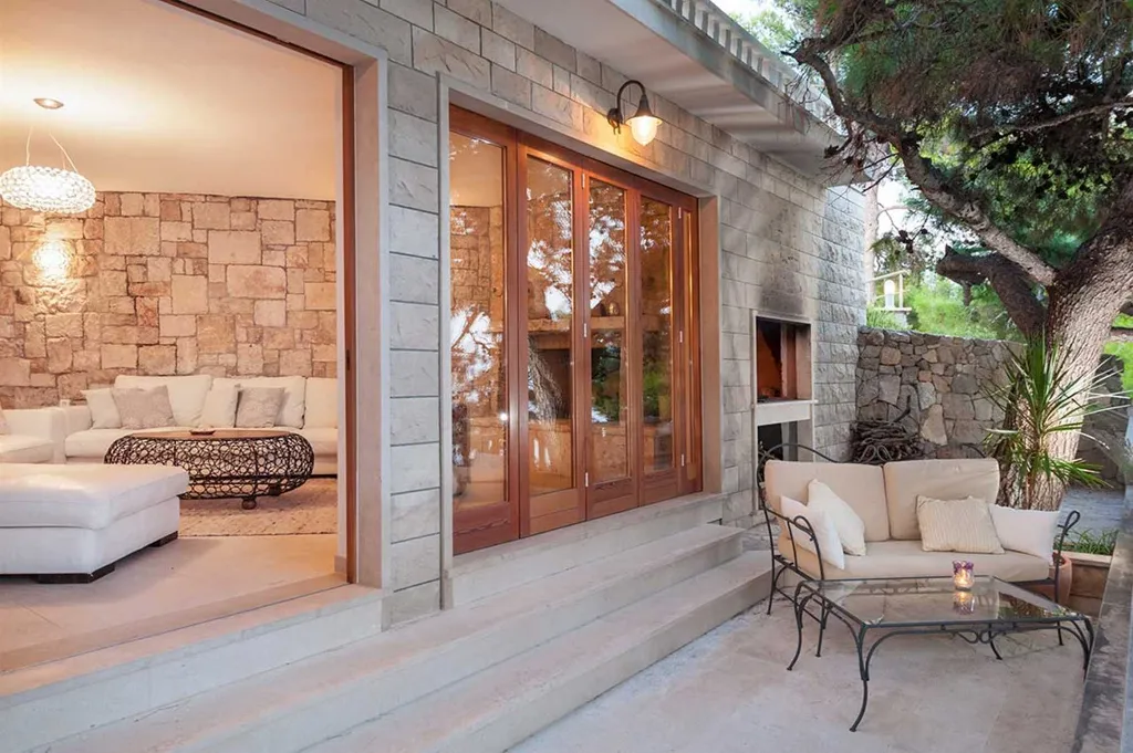 Villa with Private Beach & Hot Tub in Sumartin