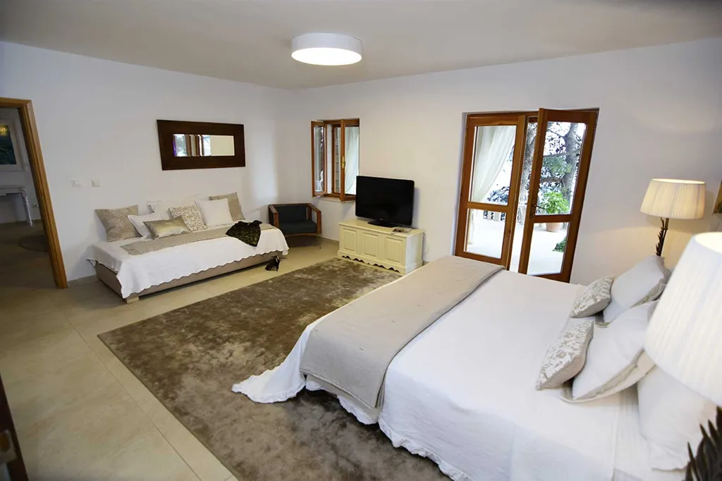 Villa with Private Beach & Hot Tub in Sumartin