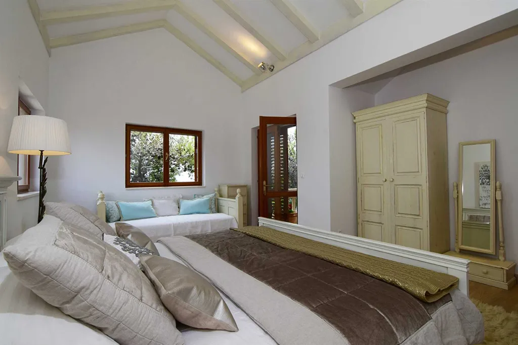 Villa with Private Beach & Hot Tub in Sumartin