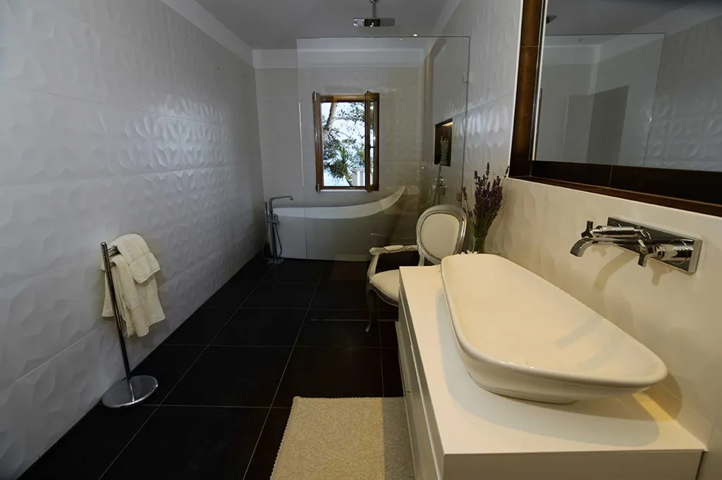 Villa with Private Beach & Hot Tub in Sumartin