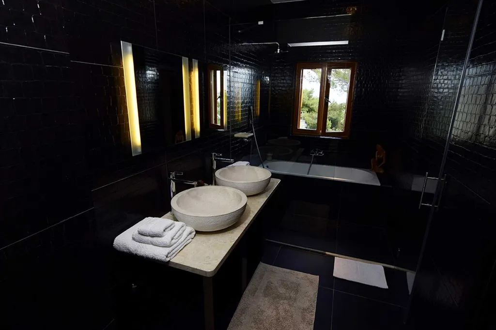 Villa with Private Beach & Hot Tub in Sumartin