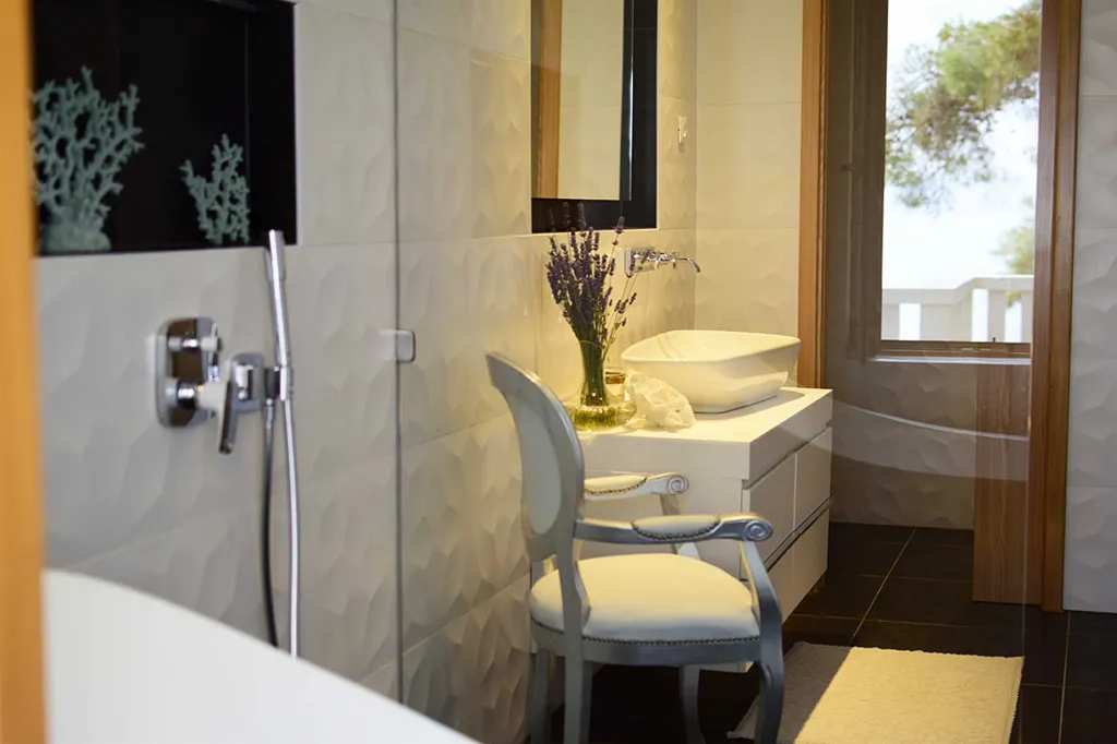 Villa with Private Beach & Hot Tub in Sumartin