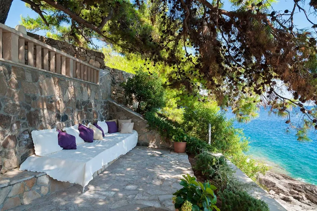 Villa with Private Beach & Hot Tub in Sumartin