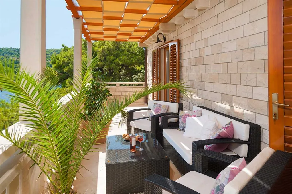 Villa with Private Beach & Hot Tub in Sumartin