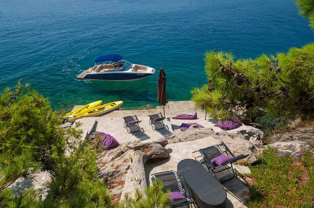 Villa with Private Beach & Hot Tub in Sumartin