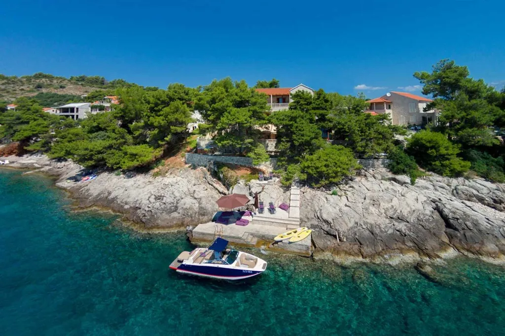 Villa with Private Beach & Hot Tub in Sumartin