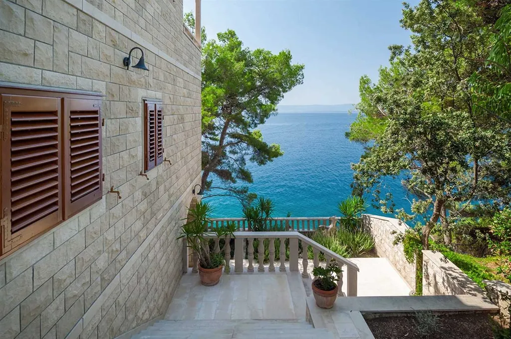 Villa with Private Beach & Hot Tub in Sumartin