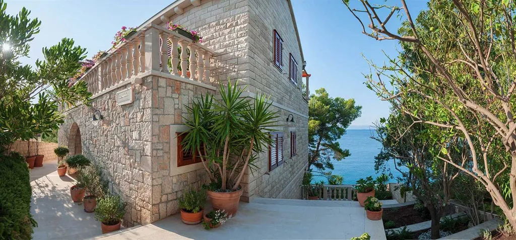 Villa with Private Beach & Hot Tub in Sumartin