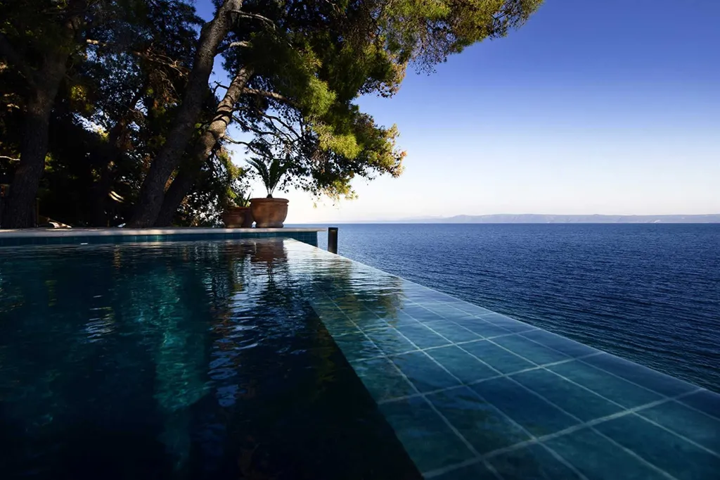 Villa with Private Beach & Hot Tub in Sumartin