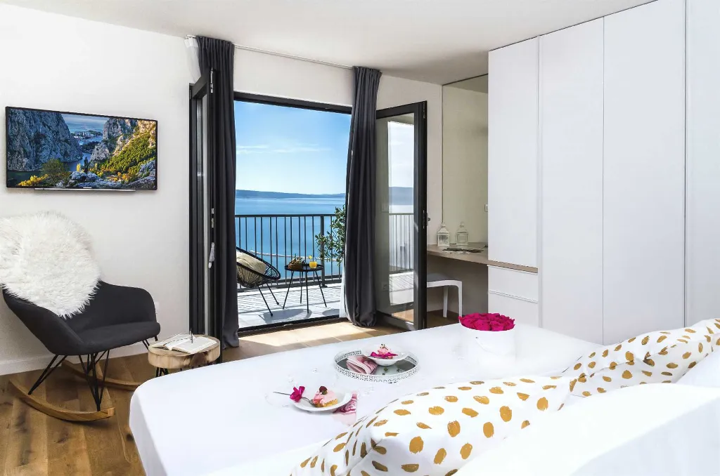 Contemporary Villa with Heated Pool in Omiš