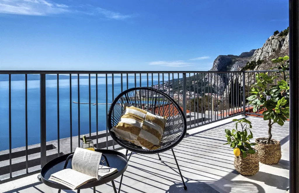 Contemporary Villa with Heated Pool in Omiš