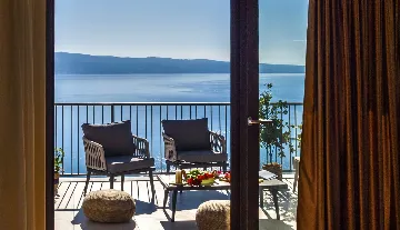 Contemporary Villa with Heated Pool in Omiš