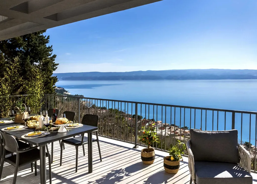 Contemporary Villa with Heated Pool in Omiš