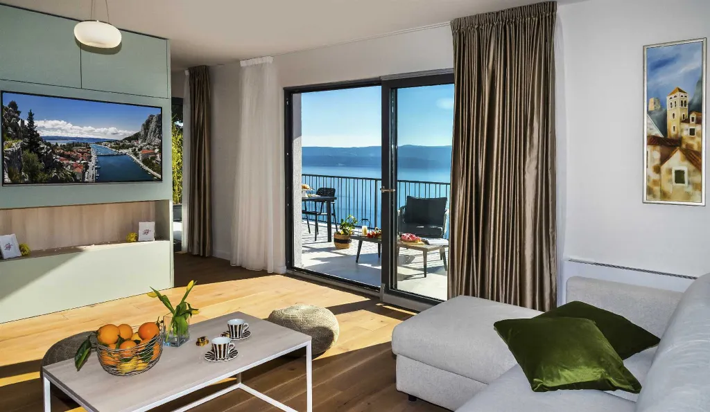 Contemporary Villa with Heated Pool in Omiš