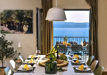 Contemporary Villa with Heated Pool in Omiš