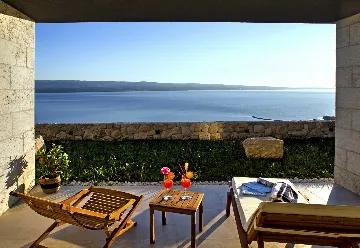 Contemporary Villa with Heated Pool in Omiš