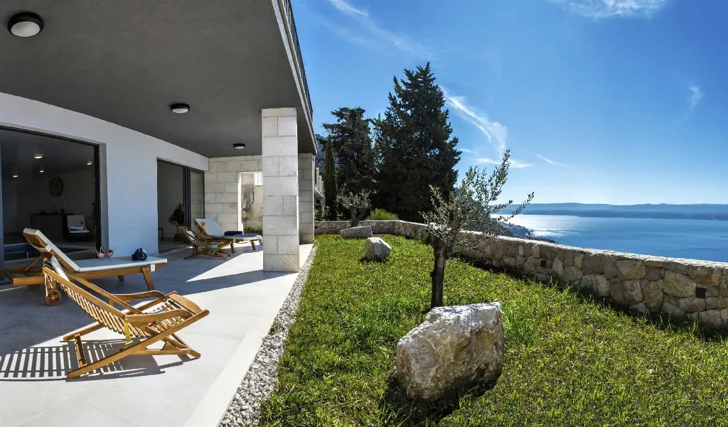 Contemporary Villa with Heated Pool in Omiš