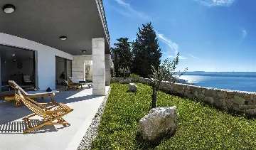 Contemporary Villa with Heated Pool in Omiš