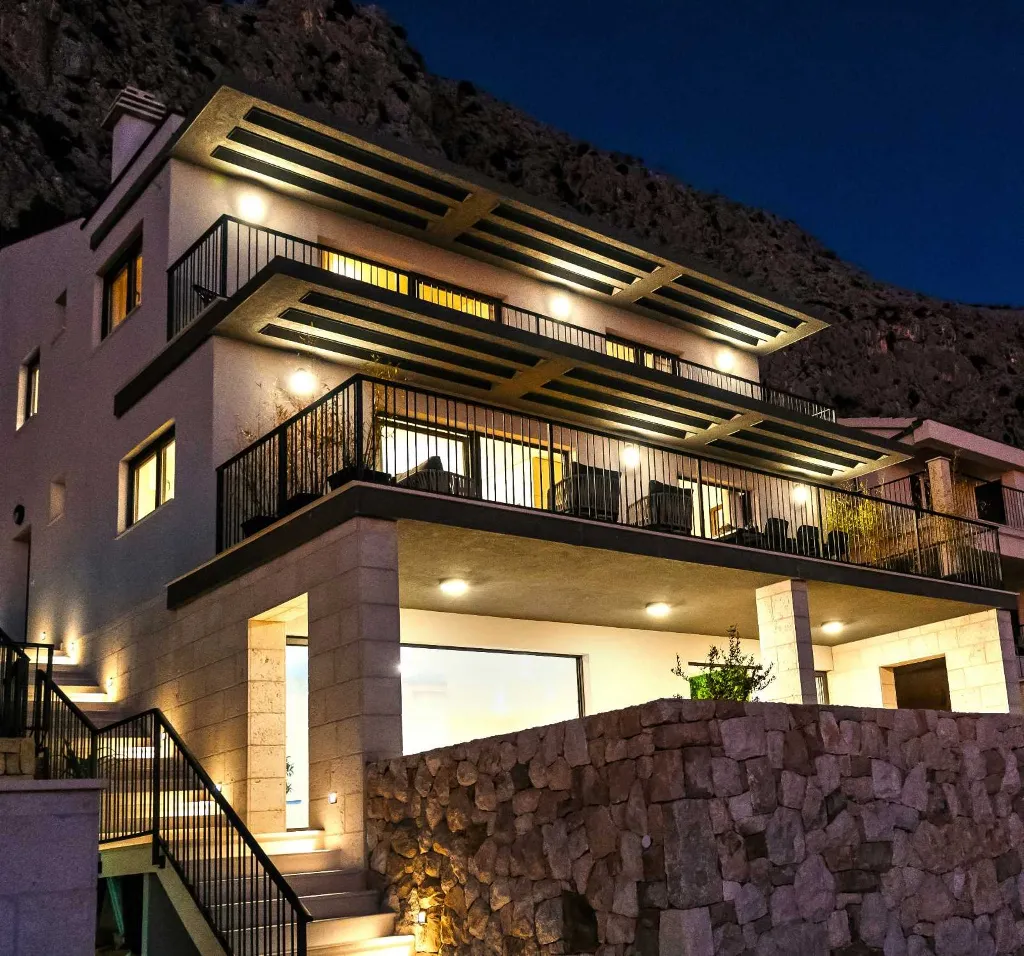 Contemporary Villa with Heated Pool in Omiš