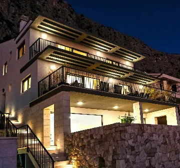 Contemporary Villa with Heated Pool in Omiš