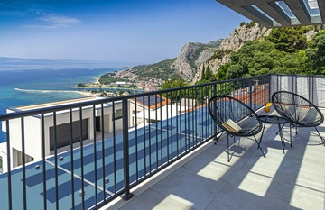 Contemporary Villa with Heated Pool in Omiš
