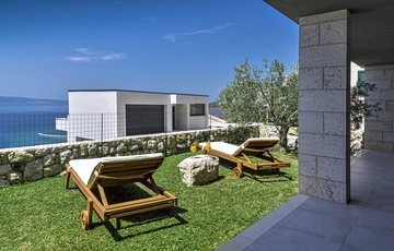 Contemporary Villa with Heated Pool in Omiš