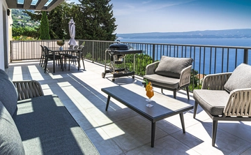 Contemporary Villa with Heated Pool in Omiš