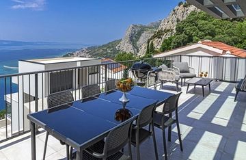 Contemporary Villa with Heated Pool in Omiš
