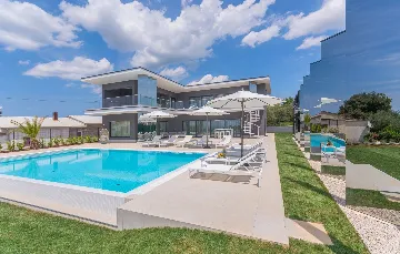 Kaštelir Villa for Up to 11 Guests with Heated Pool