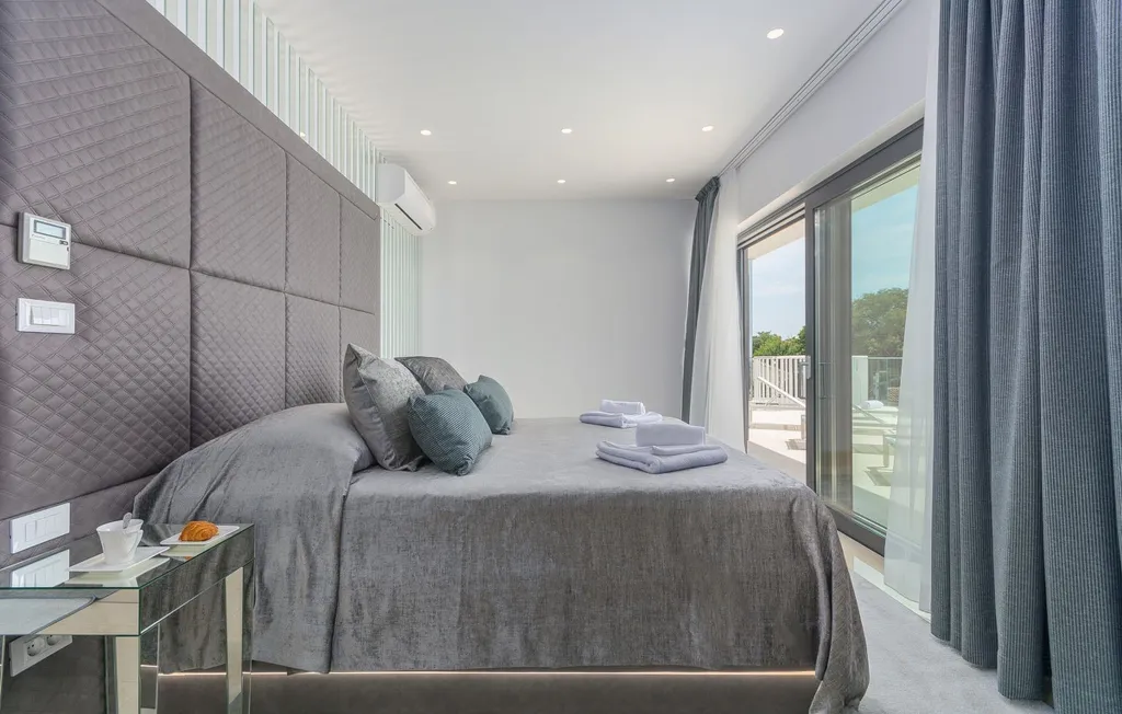 Kaštelir Villa for Up to 11 Guests with Heated Pool