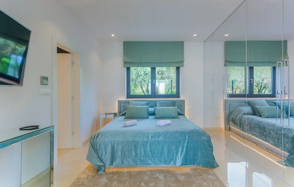 Kaštelir Villa for Up to 11 Guests with Heated Pool