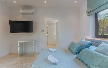 Kaštelir Villa for Up to 11 Guests with Heated Pool