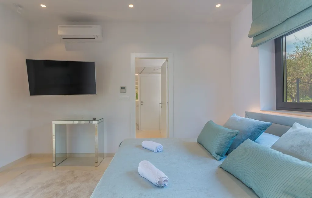 Kaštelir Villa for Up to 11 Guests with Heated Pool