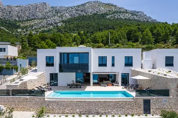 Omiš 5-Bedroom Villa with Heated Infinity Pool