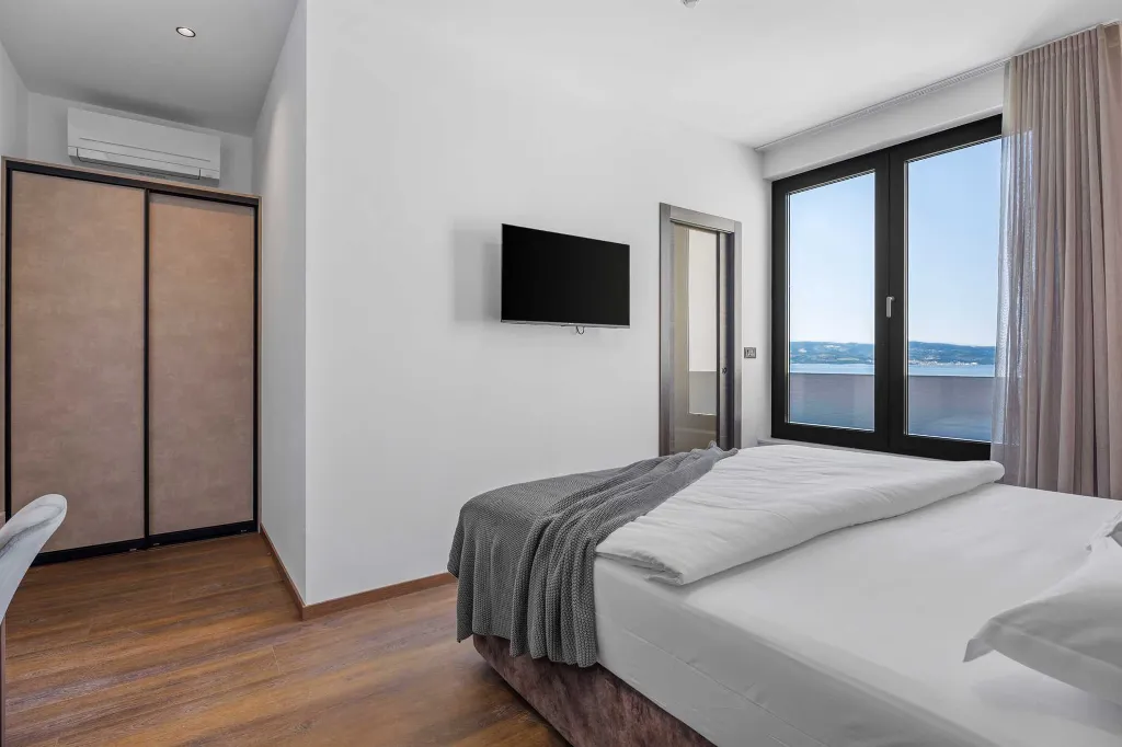 Omiš 5-Bedroom Villa with Heated Infinity Pool