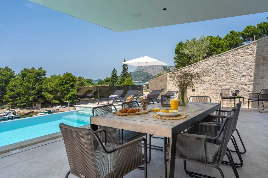 Omiš 5-Bedroom Villa with Heated Infinity Pool